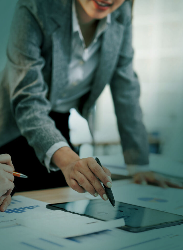 nainen osoittamassa tablettia kynällään