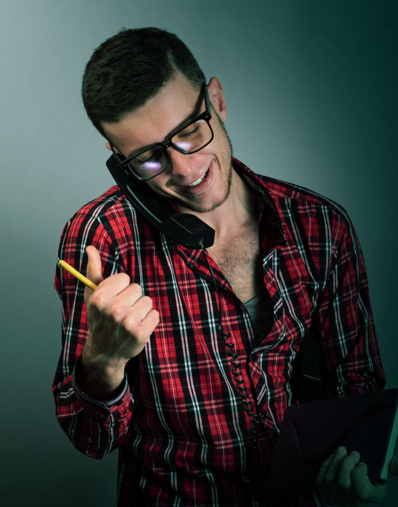 Mies puhumassa puhelimessa