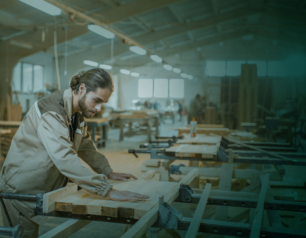 Snickaren känner på träet