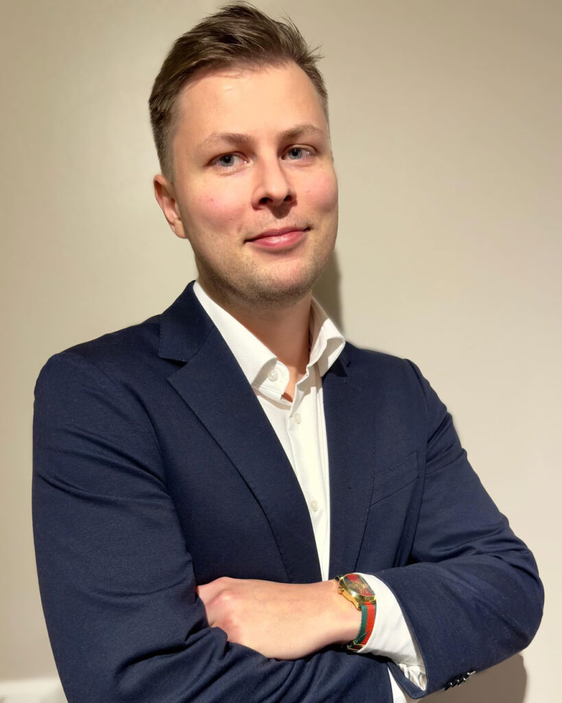 Bild på Sam i kostym